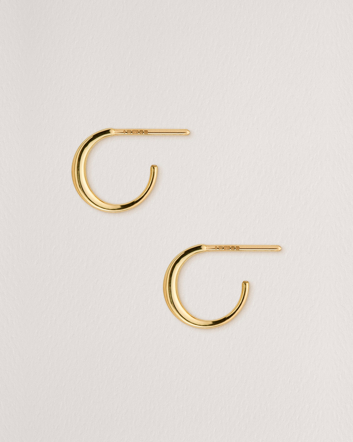 Rebecca Chaudhry 18ct Yellow Gold Tapered Crescent Hoop Earrings Pair E02-P Side